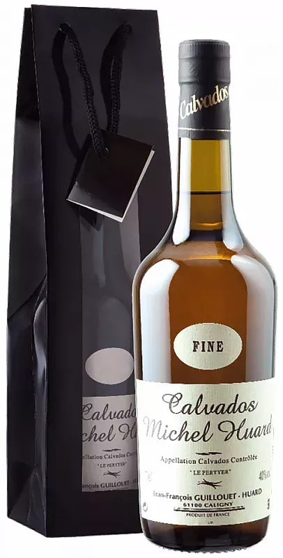 мишель уард фин кальвадос выдержанный в п\у 0,7 л (michel huard fine calvados in gift bag) фото - магазин Krasnikov Wine